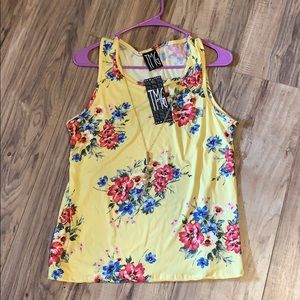 Yellow dress shirt. Build in necklace